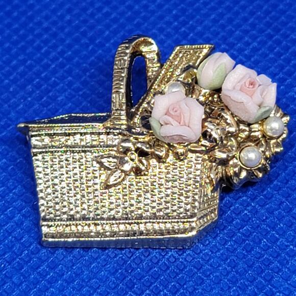 VNTG Gold Toned Picnic Basket Pin With Pastel Pink Roses & Pearls Brand 1928 - Picture 1 of 7
